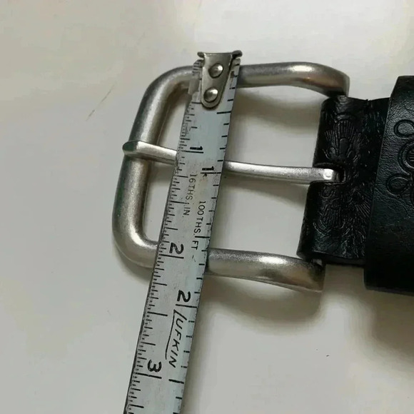 Source  Unknown faux leather belt w embossed floral motif and silver buckle - Picture 9 of 9